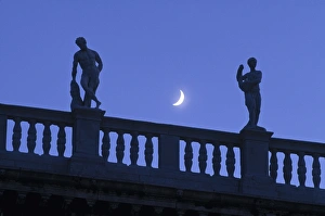 Italian Architecture Images Drucke: Statues on building, St