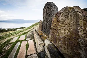 Drucke von Stein vor dem Kloster Sevanavank am See Sevan in der Provinz Gegharkunik im Land Armenien See Drucke: Die Stele nahe dem Kloster Sevanavank am See Sevan in der Provinz Gegharkunik im Land Armenien