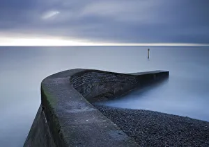 Winter Landscapes UK Drucke: Stone jetty on the seafront at Sidmouth, Devon, England. Winter
