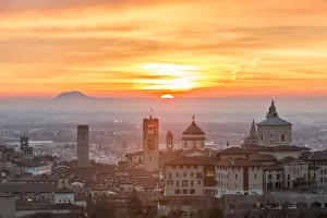 Sonne steigt über die oberste Stadt von Bergamo in der Lombardei Italien auf