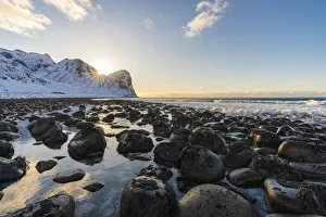 Northern Norway Landscape Drucke: The sun is setting behind Helligberget peak at Unstad Beach. Vestvagoy municipality