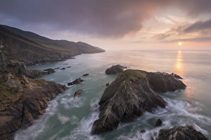 Sonnenuntergang über die Norddevon-Küste, England. Frühling (April)