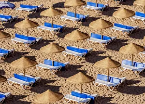 Western Europe Beach Scenes Drucke: Sunbeds at Paneco Beach, elevated view, Albufeira, Algarve, Portugal