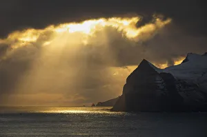 Sonnenstrahlen über die Inseln von Mykines, Färöer Inseln