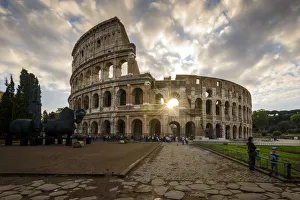 Sonnenuntergangsansicht über den Kolosäum oder Kollisium in Rom (Lazien), Italien