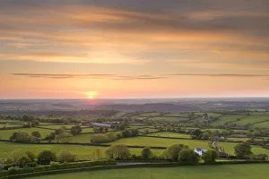 Uk Rural Scenery Drucke: Sunset over beautiful rolling Devon countryside, Devon, England. Summer (June)