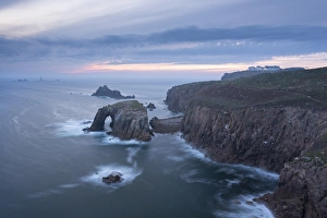 Cornwall Cliffs Drucke: Sunset over the dramatic cliffs of Lands End, Cornwall, England. Autumn (September)