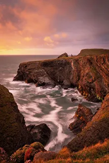 English Coastline Drucke: Sunset over the dramatic cliffs of North Cornwall, England. Spring (May) 2021