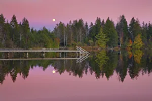 Sonnenuntergang-Eindruck bei Vollmond in Deutschland Bayern Oberbayern Bad Tölz-Wollratshausen