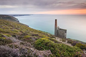 UK Rural Landscape Photography Drucke: Sunset behind Towanroath Engine House, part of Wheal Coates Tin Mine on the Cornish