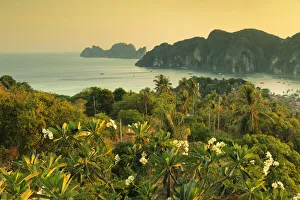 Sonnenuntergang am Aussichtspunkt Pee Pee auf der Insel Ko Phi Phi Don in Krabi, Thailand
