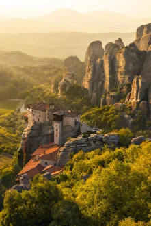 Sonnenuntergang an der Aussichtspunkt eines Klosters im Monasterium von Meteora, Tessaglia, Griechenland