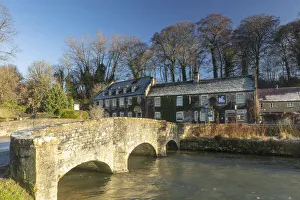 Iconic British Landmarks Drucke: The Swan pub and bridge, Bibury, Cotswolds, Gloucestershire, England, UK