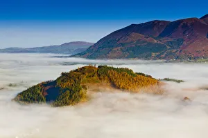 Der Swinside ist von einer Herbstnebel umgeben und liegt im Lake-Distrikt-Nationalpark in der Grafschaft Cumbria in Nordengland