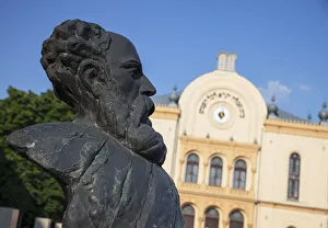 Hungarian Architecture Drucke: Synagogue and statue in Kossuth Square, Pecs, Southern Transdanubia, Hungary