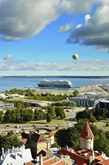 Drucke von Talins Altstadt und eine Kreuzfahrtschiff am Linnahalle Hafen im Hintergrund; Talinn, Estland Estland Drucke: Die Altstadt von Tallinn und eine Kreuzfahrtschiff im Hintergrund am Linnahalle-Hafen