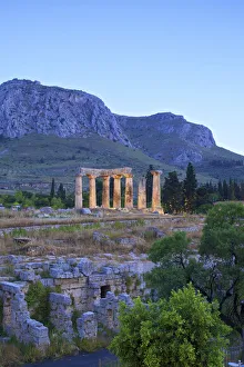 Tempel des Apoll bei Abendlicht in antiker Korinth im Peloponnes und Griechenland Südeuropa