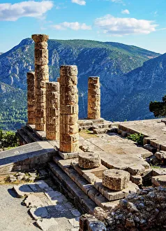 Archaeological Sites In Greece Drucke: The Temple of Apollo, elevated view, Delphi, Phocis, Greece