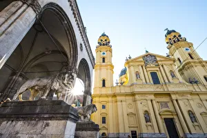 Die Theatinerkirche am Odeonsplatz in München im bayerischen Land Deutschland
