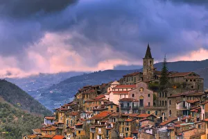 Donnerwetter kommt während eines Sonnenuntergangs in Apricale, Provinz Imperia, Region Ligurien, Italien