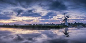 Turm-Mühle und Wolken im Fluss Turne, Nordforschungsmarken Norfolkschaft Norfolke Nordschottland