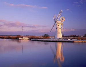 Historic Windmills In England Drucke: Thurne Mill Reflecting in River Thurne, Norfolk Broads National Park, Norfolk, England