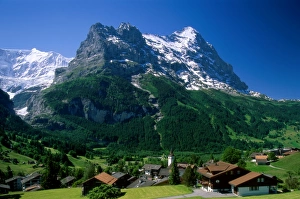 Stadt und Berge
