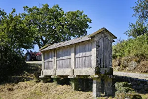 Ein traditioneller Speicherhof (Espigueiro), in der Serra do Alvão bei Bobal. Hinter den Bergen, Portugal