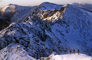 Drucke von Überquerung des Aonach Eagach-Riegels bei Glencoe, schottische Highlands Schottland Drucke: Überquerung des Aonach Eagach-Rücken oberhalb von Glencoe, schottischen Highlands.