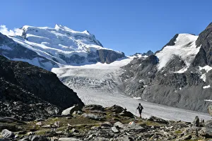 European Trekking Routes Drucke: Trekker with Grand Combin on background, Switzerland, Swiss