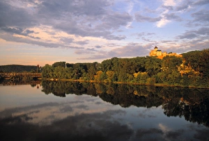 Drucke von Trenčín Schloss am Vaeriver in der Slowakei Fluss Drucke: Trenčíner hrad