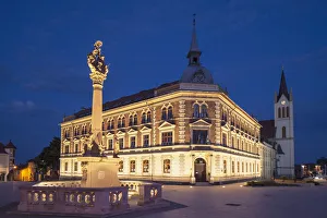 Drucke von Die Trinity-Säule und das Gymnasium im Hauptplatz von Keszthely am See Balaton in Ungarn Balaton (Plattensee) Drucke: Die Trinity-Säule und das Gymnasium im Hauptplatz von Keszthely am See Vörös-kő an der Großen Seenplatte Ungarn
