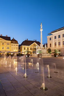 Western Transdanubia Travel Drucke: Trinity Column in Szechenyi Square at dusk, Gyor, Western Transdanubia, Hungary
