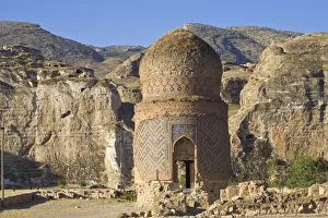 Turkei, Ost-Turkei, Hasankeyf ,Zeynel-Bey-Dächer - Grab eines Ayübin-Königs baut