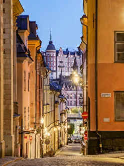 Die Tyska Brückenstraße am Abend in Dämmerung im historischen Stadtteil Gamla Stan von der schwedischen Hauptstadt Stockholm im Stockholms län in Schweden