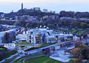 Vereinigtes Königreich , Schottland , Fife , Edinburgh Blick auf das schottische Parlamentsgebäude zur Dämmerung