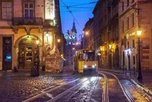 Drucke von Ukraine,Lviv,Elektrischer Fahrgastwagen-Trommel,Mittelalterliche Pflasterstraßen,Lviv Überstand sowjetische und deutsche Besetzungen unbeschadet während des Zweiten Weltkriegs Ukraine Drucke: Ukraine, Lwiw, elektrischer Fahrradtrollebus mit mittelalterlichen Pflasterstraßen
