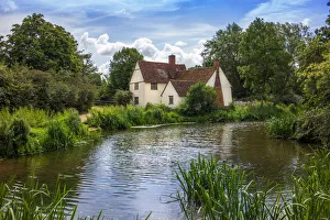 Vereinigtes Königreich, England, Suffolk. Blick auf das Haus von Willy Lotta und den Fluss Stour in Flatford – bekannt durch die Gemälde von John Constables einschließlich "Der Wagen" und dem Wassermühle Flatford