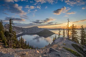 Drucke von USA ist im Pazifiknordwesten der Kaskadengebirge in Oregon und umfasst das Nationalpark Kraterruhr am Sonnenaufgang Oregon Drucke: Die USA im Pazifiknordwestlichen Teil Nordamerikas umgeben die Kaskadenberge in dem Bundesstaat Oregon