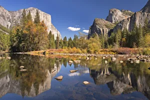 Blick über den Talweg von El Capitan vom Fluss Merced in Yosemite Kalifornien USA Herbst