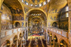 Innenansicht der Basilika San Marco in Venedig, Italien (Venetien)