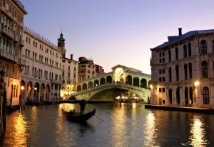 Rialtobrücke am Großen Kanal in Venedig Italien