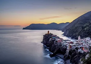 Vernazzas am Sonnenuntergang mit erhöhter Aussicht über die Cinque Terre und dem UNESCO-Weltkulturerbe der Region Ligurien