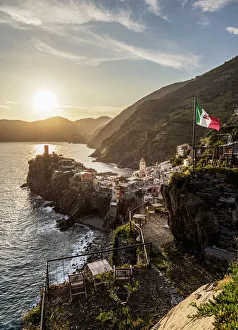 Cinque Terre Sunset Drucke: Vernazza at sunset, elevated view, Cinque Terre, UNESCO World Heritage Site, Liguria