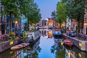 Drucke von Blick auf den Amsterdam Wassergraben und die typischen Häuser am Abend in Niederlande/Deutschland Niederlande Drucke: Blick auf den Amsterdamer Wassergraben und die typischen Häuser am Abend