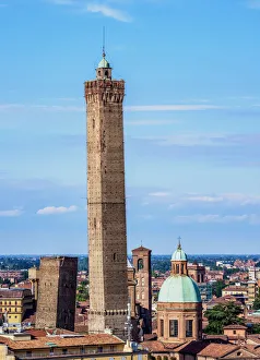 Italian Architecture Styles Drucke: View towards the Asinelli Tower, Bologna, Emilia-Romagna, Italy