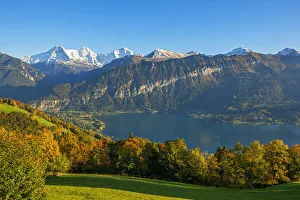 Blick vom Beatenberg auf den See Thun mit dem Eiger, Mönch und Jungfraujoch im bernischen Oberland der Schweiz