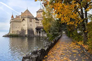 Blick auf das Schloss von Chillon und seine Vorstadt am See im Herbst