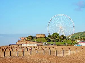 Eastbourne Beach Drucke: View towards Ferris Wheel and Martello Tower