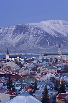 Drucke von Blick über Reykjavík im Winter Island Islands, Reykjavík mit erhöhter Aussicht auf die Kirchen und das Stadtgebiet von Rejkavíkur in Hintergrund ein Schneegewölbe umgebenen Berge Island Drucke: Blick über Reykjavik im Winter, Island